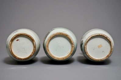 Trois grands vases en porcelaine de Chine famille rose, 19/20&egrave;me