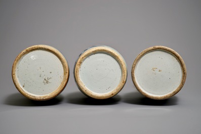 Trois vases en porcelaine de Chine aux ph&eacute;nix en bleu et blanc sur fond c&eacute;ladon, 19&egrave;me