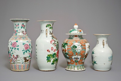 Quatre vases en porcelaine de Chine famille rose et verte, 19/20&egrave;me