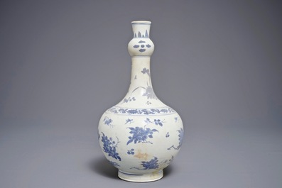 A Chinese blue and white globular bottle vase with floral design, Hatcher cargo, Transitional period