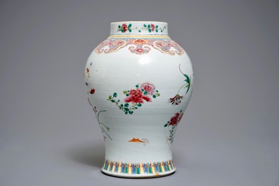 Un vase en porcelaine de Chine famille rose &agrave; d&eacute;cor floral, marque de Qianlong, 18/19&egrave;me