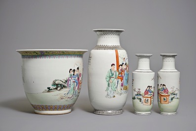 Quatre vases en porcelaine de Chine famille rose, R&eacute;publique, 20&egrave;me