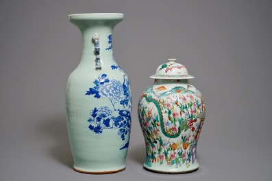 Een Chinese famille rose dekselvaas en een blauwwitte vaas met celadon fondkleur, 19e eeuw