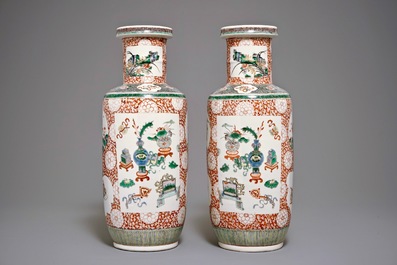 Une paire de vases de forme rouleau en porcelaine de Chine famille verte, marque de Qianlong, 19&egrave;me