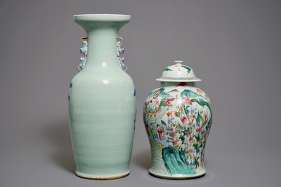 Een Chinese famille rose dekselvaas en een blauwwitte vaas met celadon fondkleur, 19e eeuw