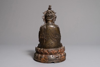 Un mod&egrave;le de Guanyin assis sur un tr&ocirc;ne de lotus en bronze, Chine, Ming