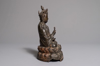 Un mod&egrave;le de Guanyin assis sur un tr&ocirc;ne de lotus en bronze, Chine, Ming