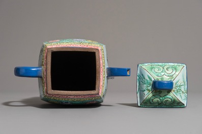 Een ge&euml;mailleerde Chinese Yixing steengoed theepot, 18/19e eeuw