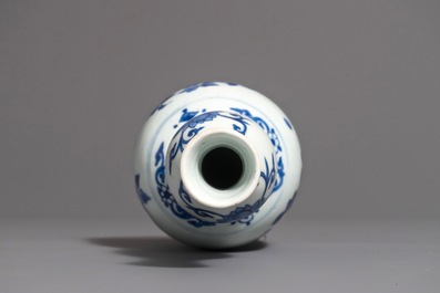 Un vase de forme double gourde en porcelaine de Chine bleu et blanc, &eacute;poque Transition