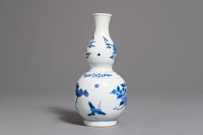 Un vase de forme double gourde en porcelaine de Chine bleu et blanc, &eacute;poque Transition