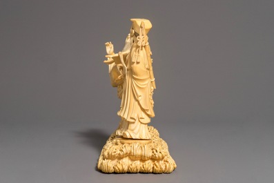 A Chinese carved ivory group of two figures on a ground, 18/19th C.