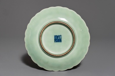 Une assiette en porcelaine de Chine c&eacute;ladon &agrave; d&eacute;cor de lotus, marque et &eacute;poque de Qianlong