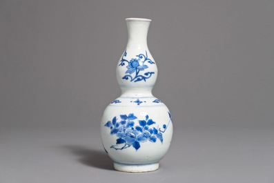 A Chinese blue and white double gourd vase with floral design, Transitional period