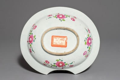 Un plat &agrave; barbe en porcelaine de Chine famille rose, Qianlong