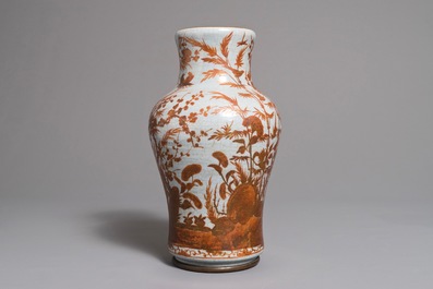 Een Chinese Nanking craquel&eacute; vaas met overglazuur decor, 19e eeuw