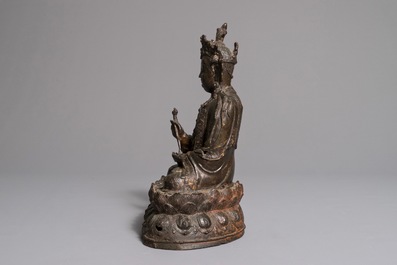 Un mod&egrave;le de Guanyin assis sur un tr&ocirc;ne de lotus en bronze, Chine, Ming