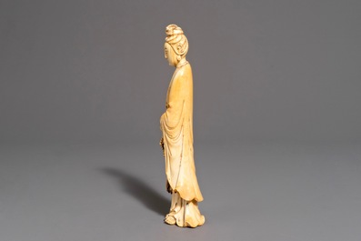 A Chinese carved ivory figure of Guanyin, 17/18th C.