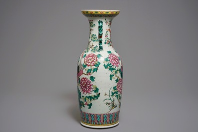 Un grand vase en porcelaine de Chine famille rose aux f&eacute;nix, 19&egrave;me