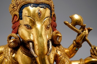 Een Sino-Tibetaanse verguld bronzen figuur van Ganesha, 19/20e eeuw