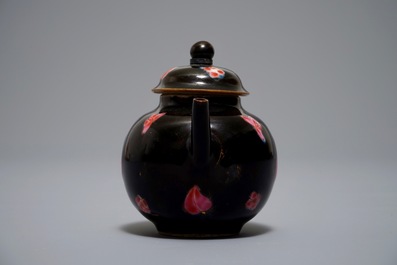 Een kleine Chinese famille rose theepot met zwarte fondkleur, Yongzheng/Qianlong