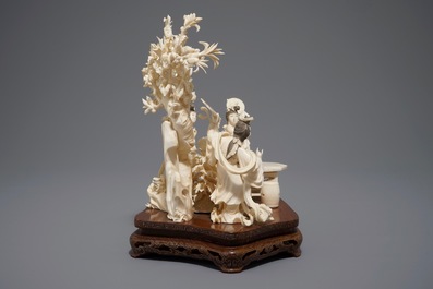 A Chinese carved ivory group on inlaid wooden base, 1st half 20th C.