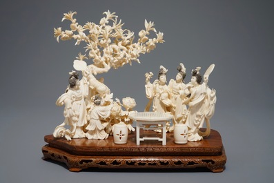 A Chinese carved ivory group on inlaid wooden base, 1st half 20th C.