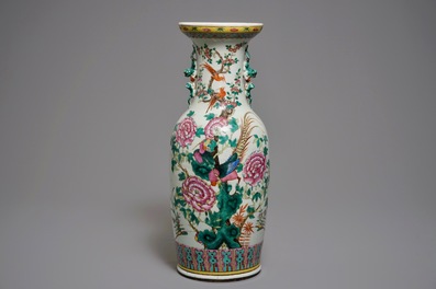 Un grand vase en porcelaine de Chine famille rose aux f&eacute;nix, 19&egrave;me