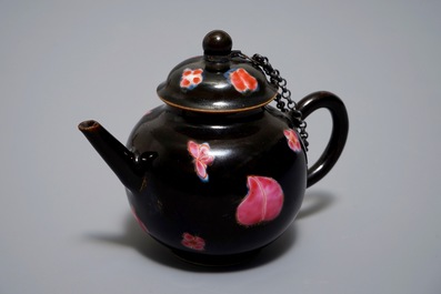 Une petite th&eacute;i&egrave;re couverte en porcelaine de Chine famille rose sur fond noir, Yongzheng/Qianlong