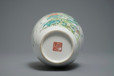 Un vase en porcelaine de Chine famille rose &agrave; d&eacute;cor d'un perroquet parmi fleurs, marque Ju Ren Tang, 20&egrave;me