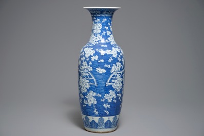 Un vase en porcelaine de Chine bleu et blanc aux fleurs de prunus, 19&egrave;me