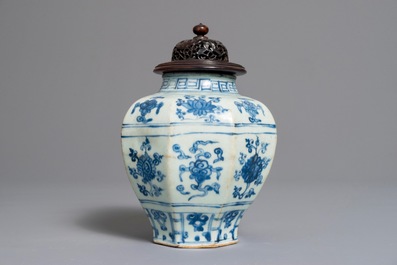 Een Chinese blauwwitte balustervaas met floraal decor, Ming