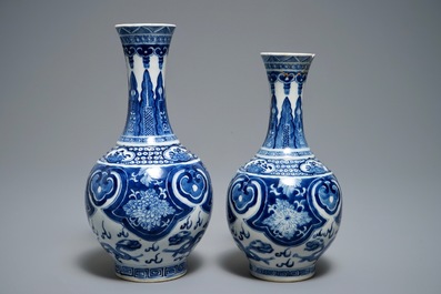 Deux vases de forme bouteille en porcelaine de Chine bleu et blanc, marque de Guangxu, 19/20&egrave;me