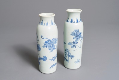 Une paire de vases de forme rouleau du Hatcher cargo en porcelaine de Chine bleu et blanc, &eacute;poque Transition