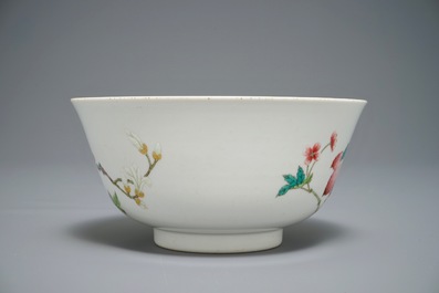 Un bol en porcelaine de Chine famille rose &agrave; d&eacute;cor floral, marque de Qianlong, 19/20&egrave;me