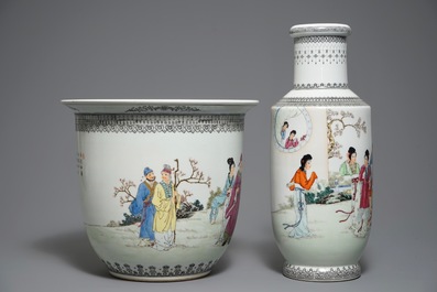 Un cachepot sur support et un vase de forme rouleau en porcelaine de Chine famille rose, R&eacute;publique, 20&egrave;me