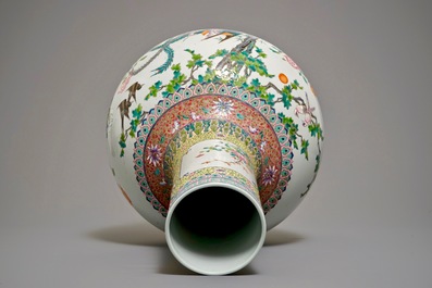 Un vase de forme tianqiu ping en porcelaine de Chine famille rose, marque de Qianlong, 20&egrave;me