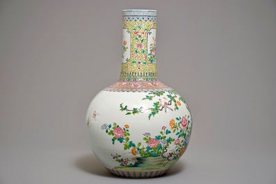 Un vase de forme tianqiu ping en porcelaine de Chine famille rose, marque de Qianlong, 20&egrave;me