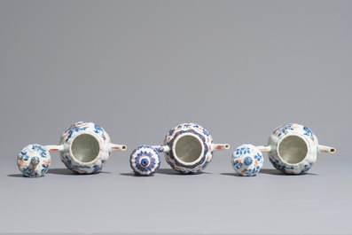 Trois th&eacute;i&egrave;res couvertes en porcelaine de Chine de style Imari, Kangxi