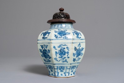 Un vase de forme balustre en porcelaine de Chine bleu et blanc, Ming