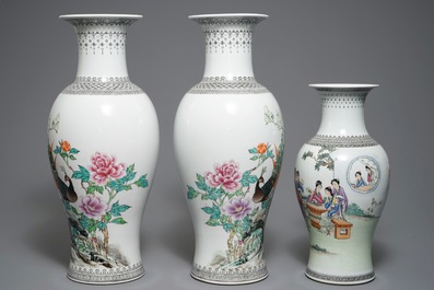 Trois vases en porcelaine de Chine famille rose, R&eacute;publique, 20&egrave;me