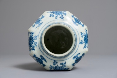 Een Chinese blauwwitte balustervaas met floraal decor, Ming