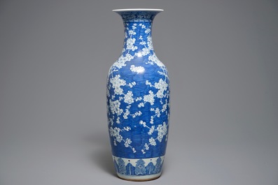 Een Chinese blauwwitte vaas met prunus op gebroken ijs, 19e eeuw