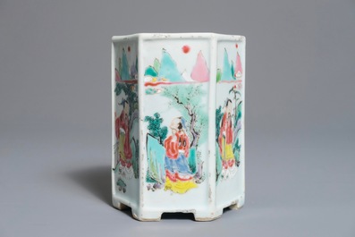 Un pot &agrave; pinceaux en porcelaine de Chine famille rose, Yongzheng