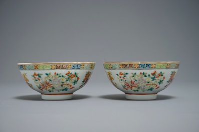 Une paire de bols aux symboles tao&iuml;stes en porcelaine de Chine famille rose, marque de Guangxu, 19/20&egrave;me