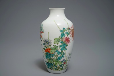 Un vase en porcelaine de Chine famille rose &agrave; d&eacute;cor d'un perroquet parmi fleurs, marque Ju Ren Tang, 20&egrave;me