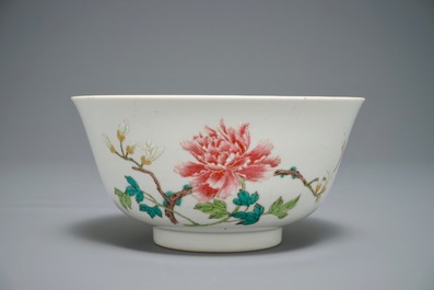 Un bol en porcelaine de Chine famille rose &agrave; d&eacute;cor floral, marque de Qianlong, 19/20&egrave;me