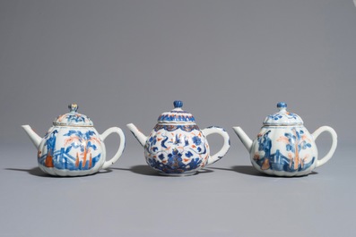 Trois th&eacute;i&egrave;res couvertes en porcelaine de Chine de style Imari, Kangxi