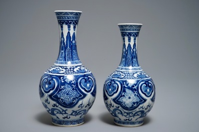 Deux vases de forme bouteille en porcelaine de Chine bleu et blanc, marque de Guangxu, 19/20&egrave;me