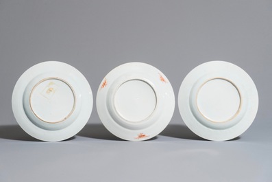 Trois assiettes en porcelaine de Chine famille rose, Yongzheng/Qianlong