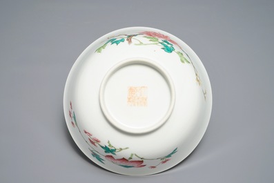 Un bol en porcelaine de Chine famille rose &agrave; d&eacute;cor floral, marque de Qianlong, 19/20&egrave;me